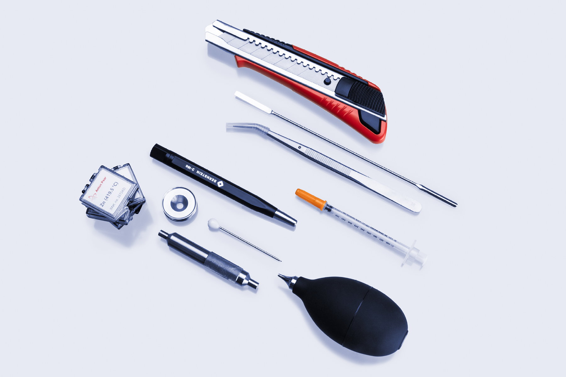 [Translate to fr_fr:] Figure 4: Set of tools for sample handling and cleaning of the sensor and furnace.